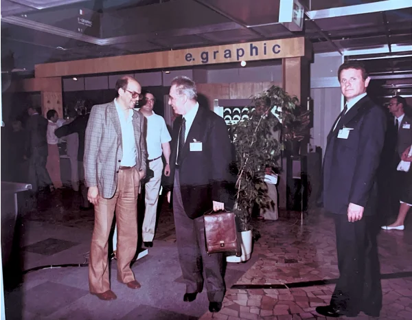 Archivio storico Sidas: visitatori allo stand durante una fiera di settore