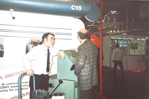 Archivio storico Sidas: dimostrazione di un macchinario durante una fiera