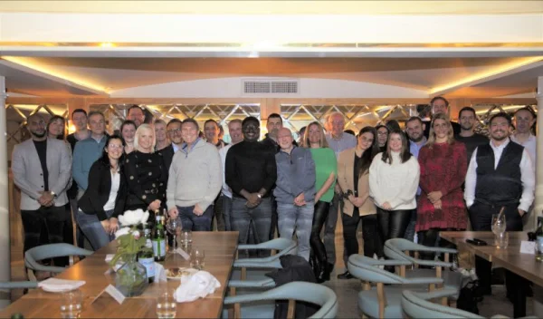 Foto di gruppo del team Sidas durante un evento aziendale